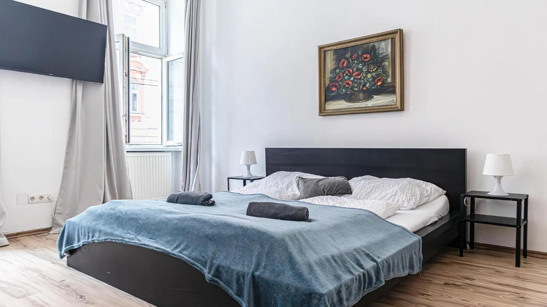 Budget Apartments Well Connected To The Whole City location